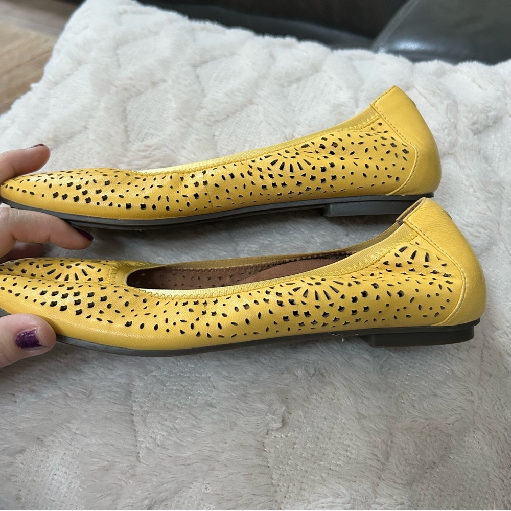 Vionic Robyn Perforated Flats Yellow Size 8 M Buttercup EUC Worn Once - Picture 5 of 12